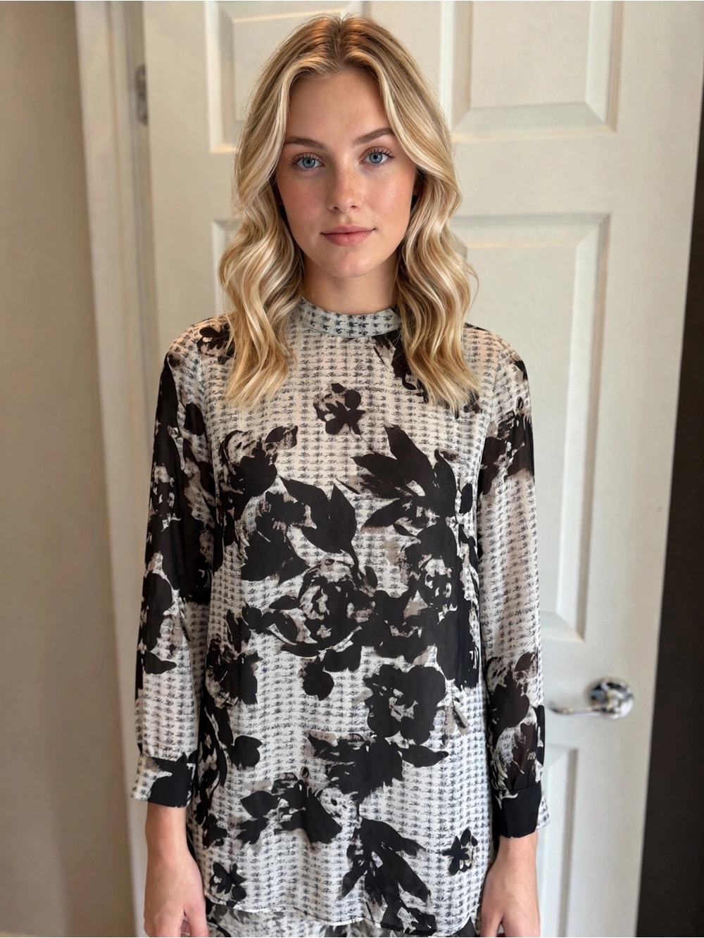 ASTR the Label Black & White Floral Print Long Sleeve Blouse Tunic
#0078